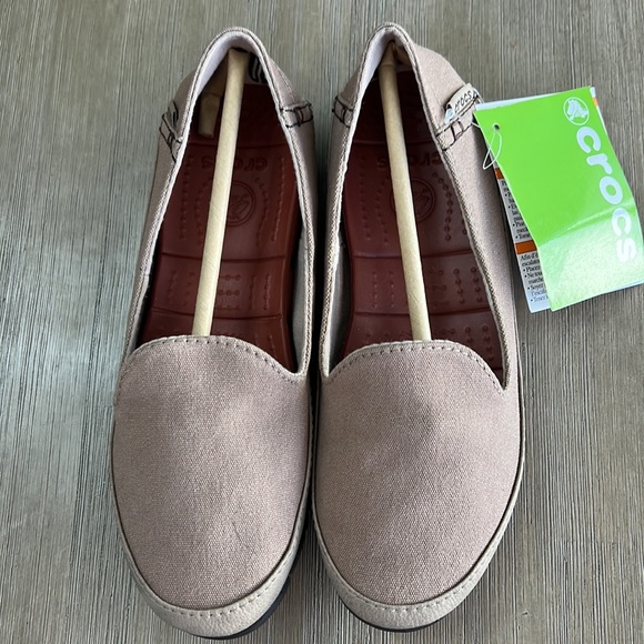crocs stretch sole flat